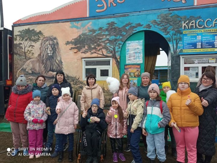 Особенным ребятам из Алексеевского организовали поездку в передвижной зоопарк