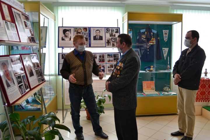 Музей родного края посетил алексеевец встречавший космонавтов с орбиты