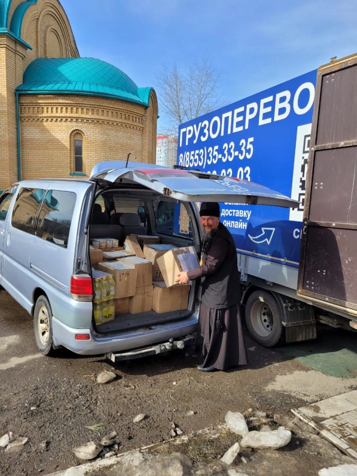 Сотрудники и прихожане храма Воскресения Христова сформировали коробки с гуманитарной помощью