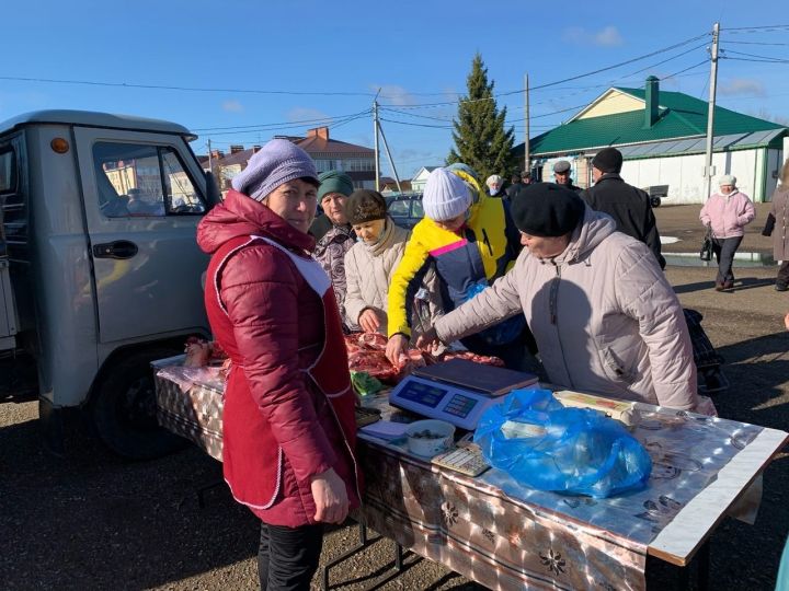 Традиционные очереди на субботней ярмарке в Алексеевском выстроились за мясом и свежей выпечкой