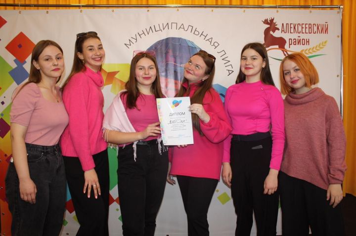 Активисты Алексеевской школы №2 сами подготовили спецвыпуск газеты «Заря»