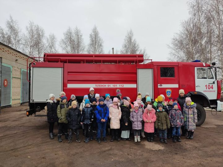 Для учеников Алексеевской СОШ №3 состоялась экскурсия в 104 пожарно-спасательную часть МЧС России Рыбно-Слободского района