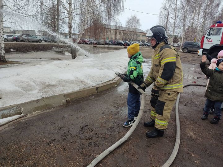 Для учеников Алексеевской СОШ №3 состоялась экскурсия в 104 пожарно-спасательную часть МЧС России Рыбно-Слободского района