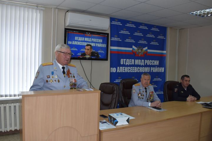 В Алексеевском наградили действующих сотрудников полиции и ветеранов МВД