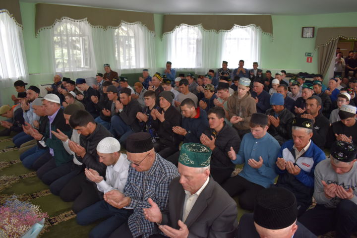 В праздник Ураза-байрам мусульмане Алексеевского собрались в Центральной мечети