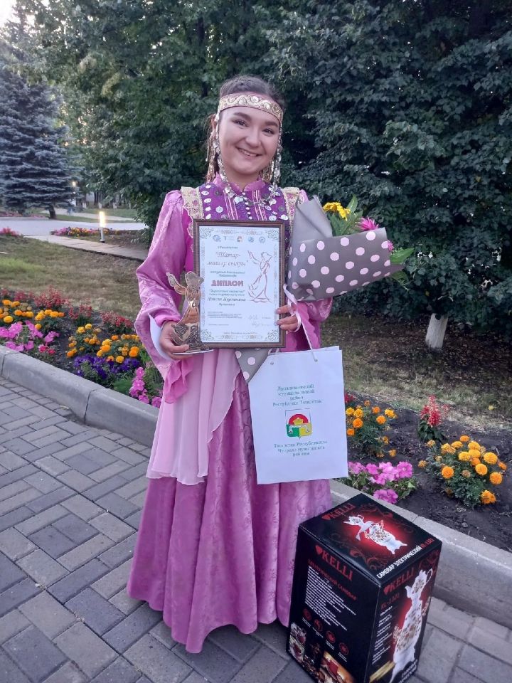 Нургатина Лейсан из Подлесной Шенталы стала одной из победительниц первого всероссийского конкурса красоты и таланта «Мишэр сылуы»