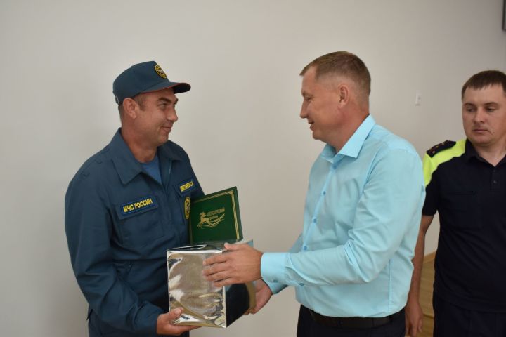 Алексеевского пожарного наградили за спасение жизни пострадавшего в ДТП