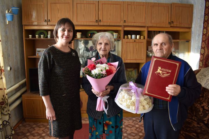 Жителей с. Ялкын поздравили с 60-летием совместной жизни