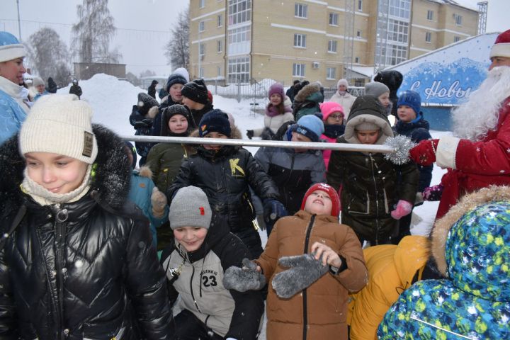 В Алексеевском сказочные герои устроили спортивный праздник для детворы