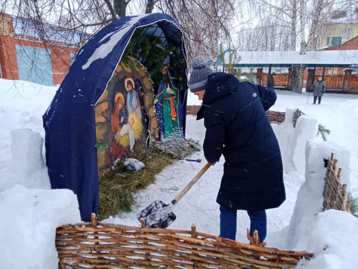 Житель Алексеевского десять лет подряд создаёт Рождественский вертеп