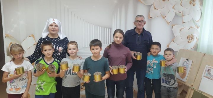 Воспитанники приюта «Забота» приняли участие в изготовлении окопных свечей