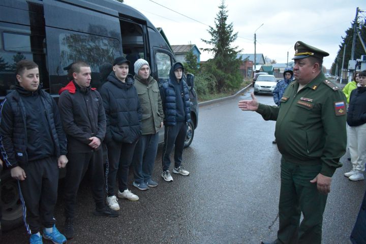 Житель Алексеевского района проводил в армию сына и подписал контракт