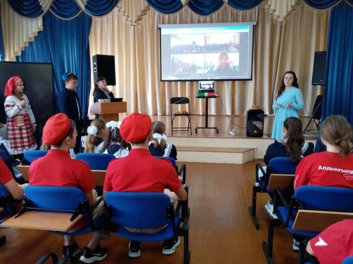 В преддверии Дня народного единства во второй школе прошел телемост с другими регионами России