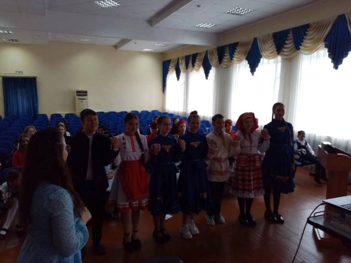 В преддверии Дня народного единства во второй школе прошел телемост с другими регионами России