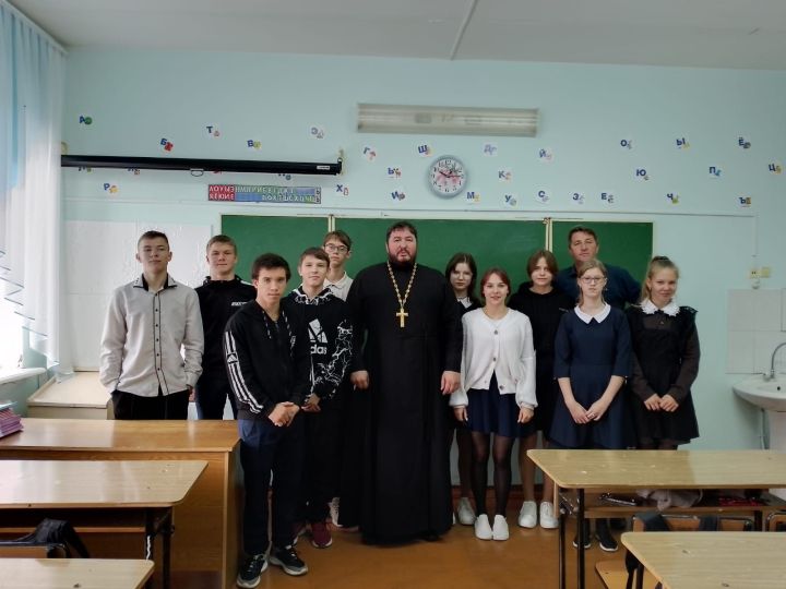 Священнослужитель провел «Разговоры о важном» с учениками Сахаровской школы