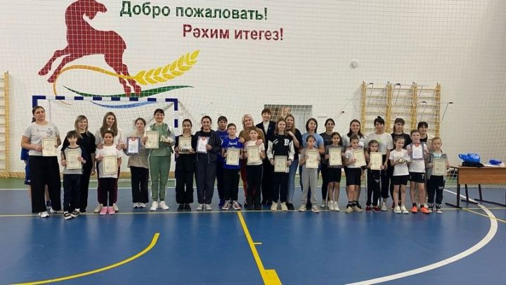 Спортивные соревнования для учеников и их мам провели во второй школе Алексеевского