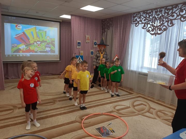 Воспитатели Алексеевского детского сада Петушок провели для дошкольников мероприятие по правилам дорожного движения