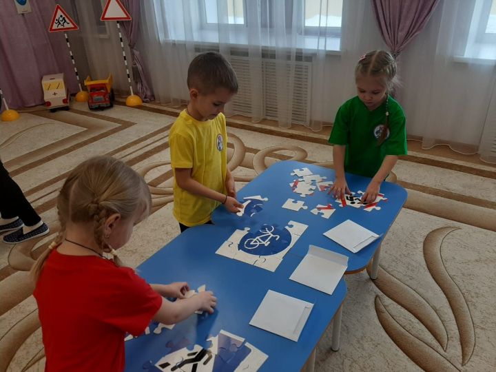 Воспитатели Алексеевского детского сада Петушок провели для дошкольников мероприятие по правилам дорожного движения