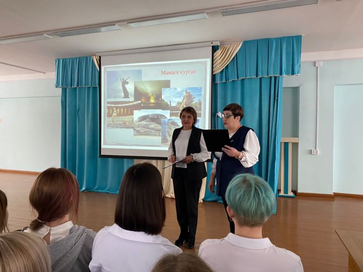 Сотрудники алексеевской библиотеки напомнили школьникам о героях Сталинградской битвы