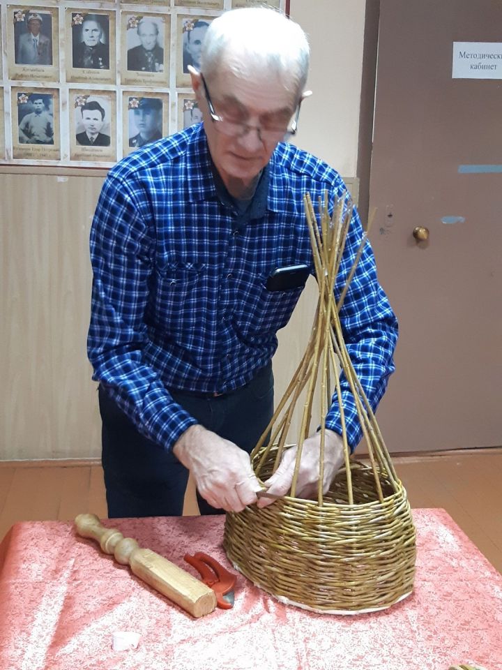 Житель с. Лебяжье провел мастер-класс по плетению корзин из тальника