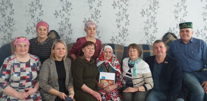 Жительницу Нижних Тиган поздравили с 95-летним юбилеем