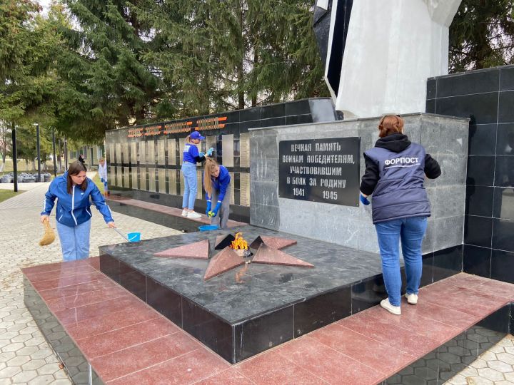 В Алексеевском активисты навели порядок у памятника Неизвестному солдату в парке Победы