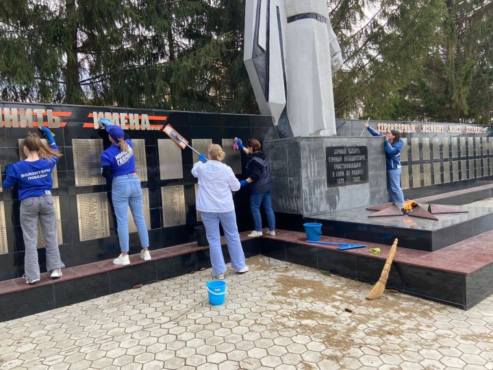 В Алексеевском активисты навели порядок у памятника Неизвестному солдату в парке Победы