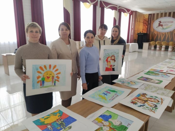 Алексеевские школьники рисуют свою семью