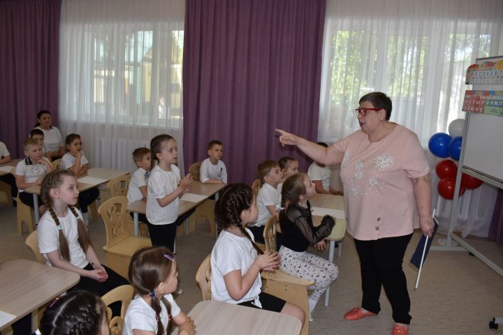 Фоторепортаж: в детском саду «Солнышко» выпускники блеснули знаниями и эрудицией
