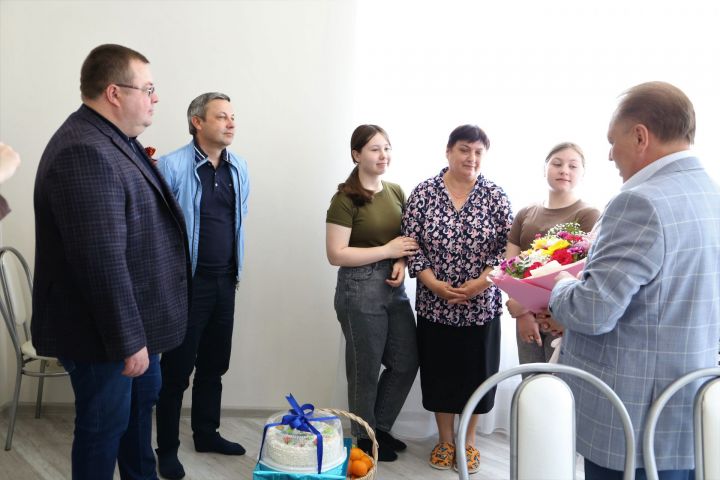 Айдар Метшин посетил семью мобилизованного во время рабочей поездки в Алексеевский район