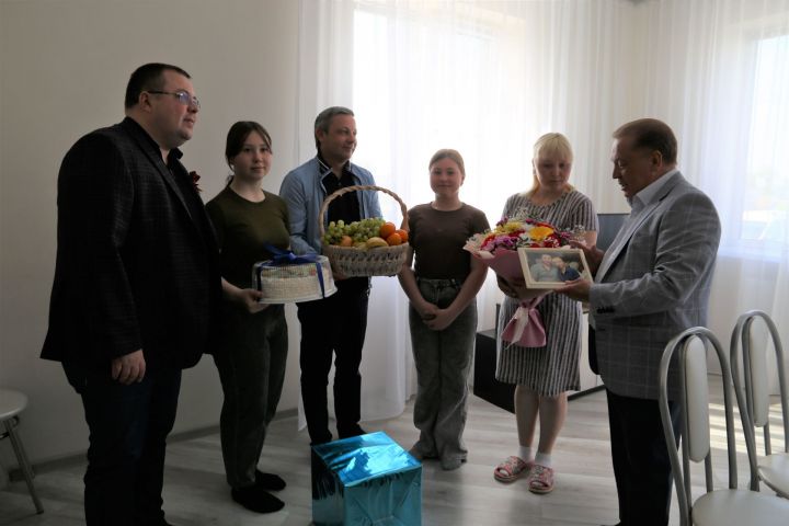 Айдар Метшин посетил семью мобилизованного во время рабочей поездки в Алексеевский район