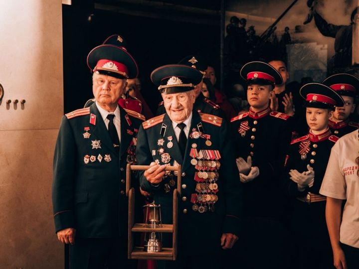 В Казани «Огонь памяти» передали участнику Великой Отечественной войны Алексею Комлеву