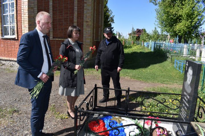 Руководитель исполкома Алексеевского района возложил цветы к могиле лейтенанта Круглова