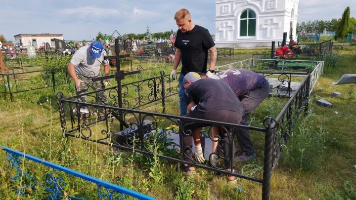 В Алексеевском идут работы по восстановлению разрушенных памятников