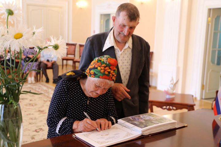 В День семьи, любви и верности в Алексеевском ЗАГСе чествовали юбилейные пары