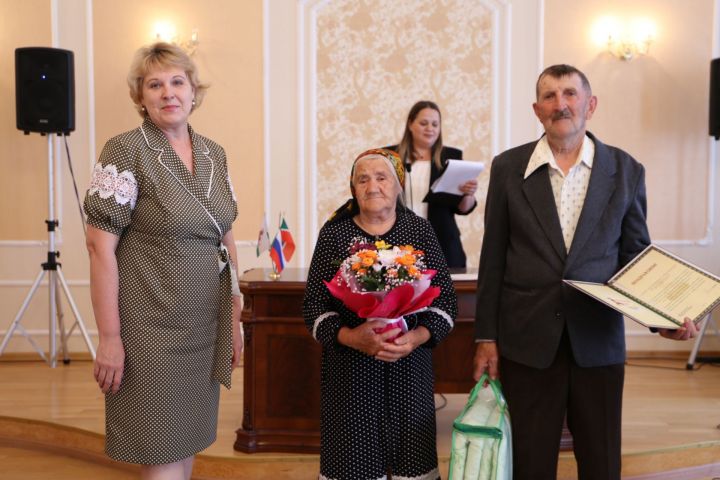 В День семьи, любви и верности в Алексеевском ЗАГСе чествовали юбилейные пары