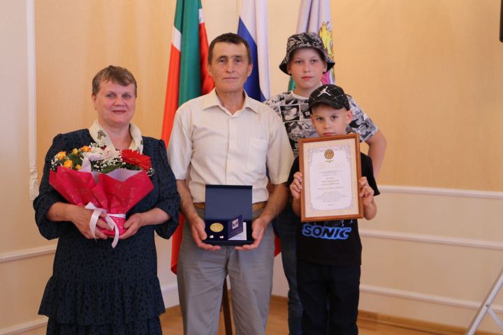 В День семьи, любви и верности в Алексеевском ЗАГСе чествовали юбилейные пары