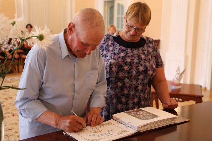 В День семьи, любви и верности в Алексеевском ЗАГСе чествовали юбилейные пары