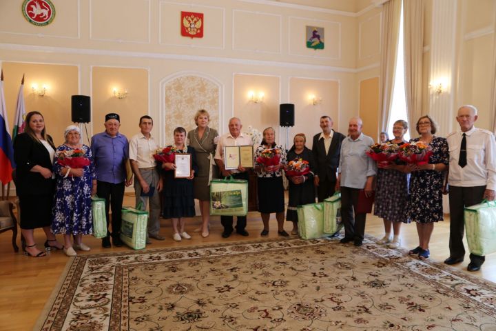 В День семьи, любви и верности в Алексеевском ЗАГСе чествовали юбилейные пары