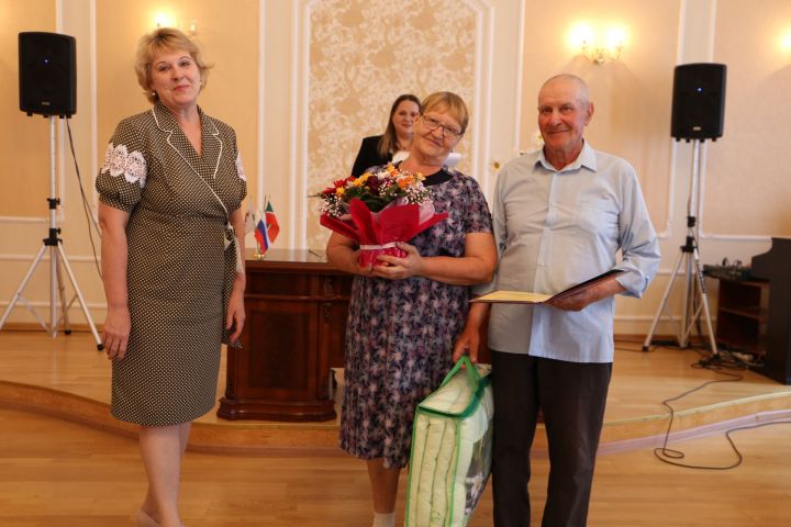 В День семьи, любви и верности в Алексеевском ЗАГСе чествовали юбилейные пары