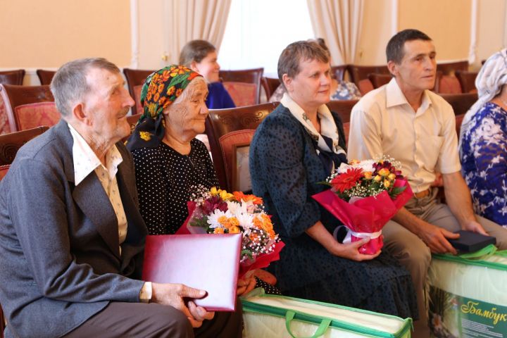 В День семьи, любви и верности в Алексеевском ЗАГСе чествовали юбилейные пары