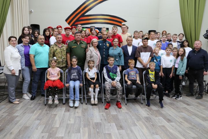 Герой России Расим Баксиков посетил подростковый клуб Юнармеец в Билярске