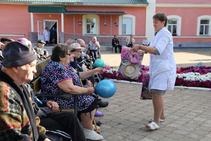 В доме-интернате в Больших Полянках прошел концерт, посвященный Дню пожилого человека