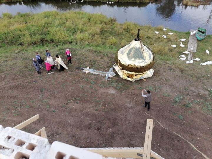 На строящейся часовне в Билярске установили купол и крест