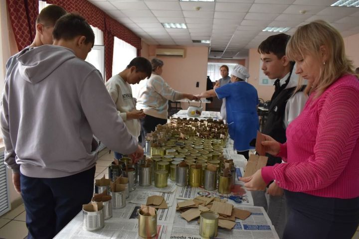 Волонтерлар кулыннан солдатларга җылылык