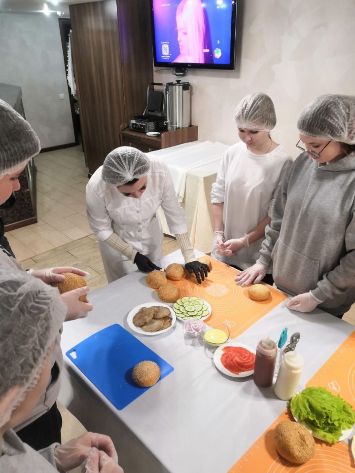 Для студентов аграрного колледжа был проведён мастер-класс по приготовлению бургеров