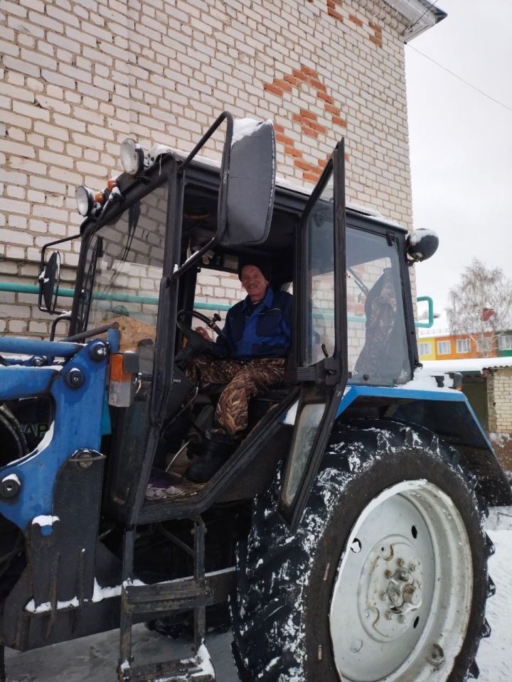 В Алексеевском районе приступили к очистке дворов МКД от снега