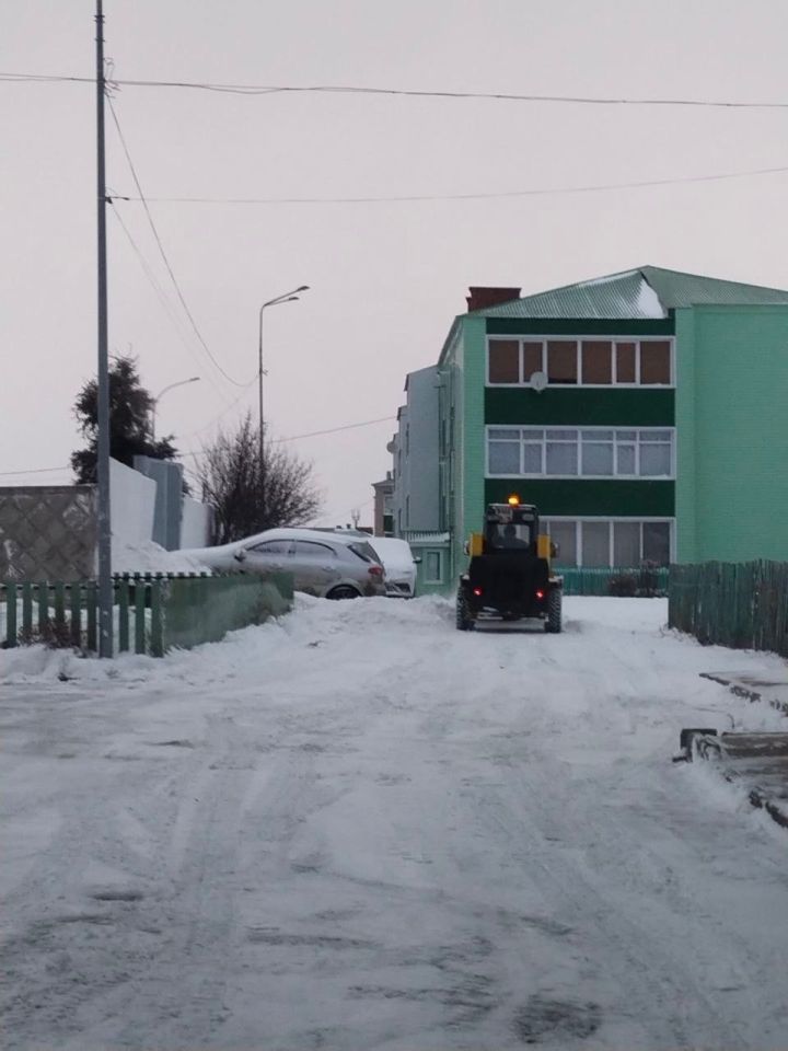 В Алексеевском районе приступили к очистке дворов МКД от снега