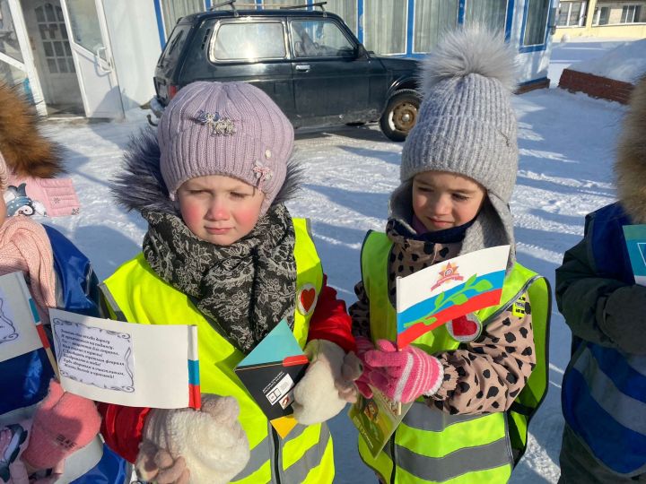 Дошкольники вручили водителям поздравительные открытки