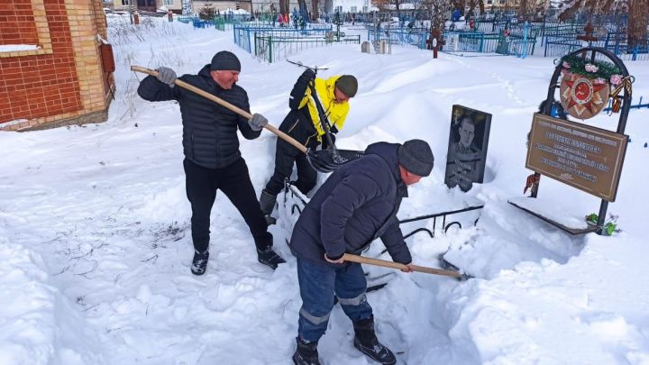 В День защитника Отечества алексеевские поисковики очистили от снега могилу лейтенанта Круглова